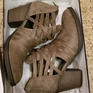 Size 8 Fergalicious, style: Jillie, olive booties